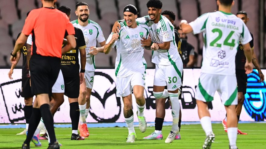 الأهلي يواصل انتصاراته بثلاثية في شباك الوحدة