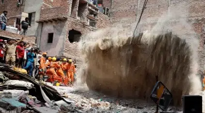 انهار مثل الورق.. مقتل أكثر من 11 شخصًا في سقوط مبنى بنيودلهي