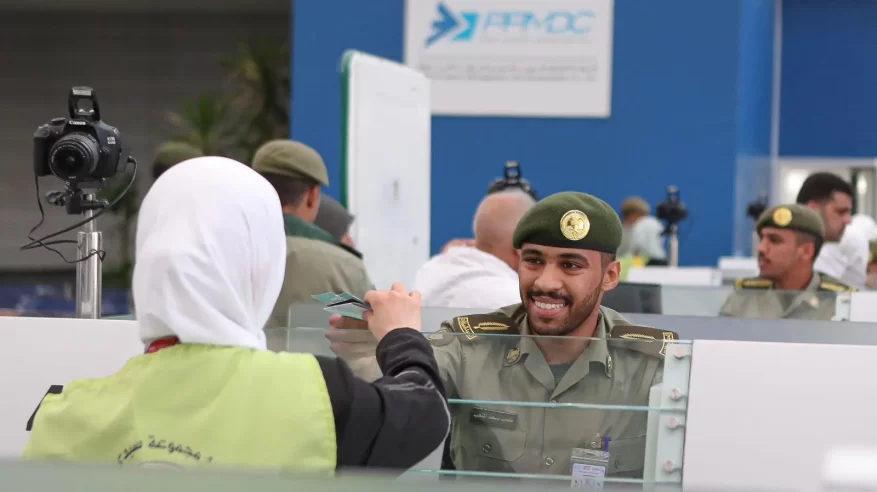 جوازات مطار الملك عبدالعزيز تستقبل أولى رحلات حجاج سوريا