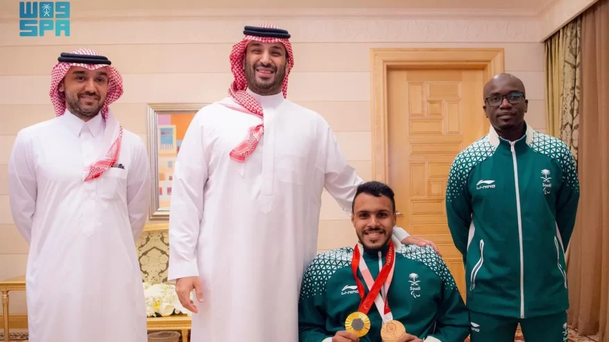 ولي العهد يستقبل لاعب المنتخب السعودي لألعاب القوى البارالمبية عبدالرحمن القرشي