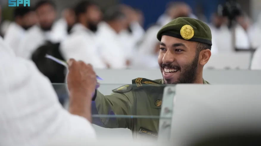 جوازات مطار الملك عبدالعزيز تواصل استقبال رحلات ضيوف الرحمن القادمين لأداء حج 1446