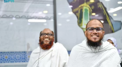 بعد 22 عامًا قضياها في السعودية.. طريق مكة تجمع رفيقي الدرب في مطار دكا