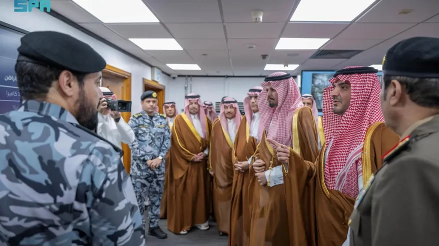 عبدالعزيز بن سعود يتابع سير العمل في مركز عمليات أمن المسجد النبوي الشريف