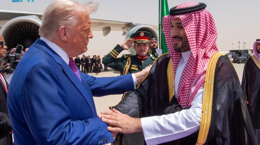 ولي العهد يستقبل الرئيس الأميركي دونالد ترامب في مطار الملك خالد بالرياض