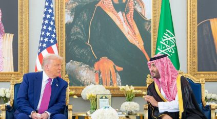 حديث جانبي بين ولي العهد وترامب