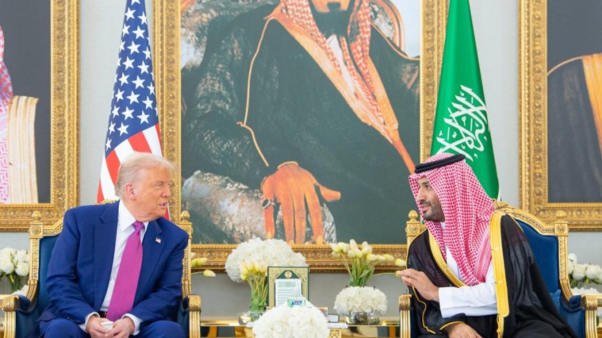 حديث جانبي بين ولي العهد وترامب