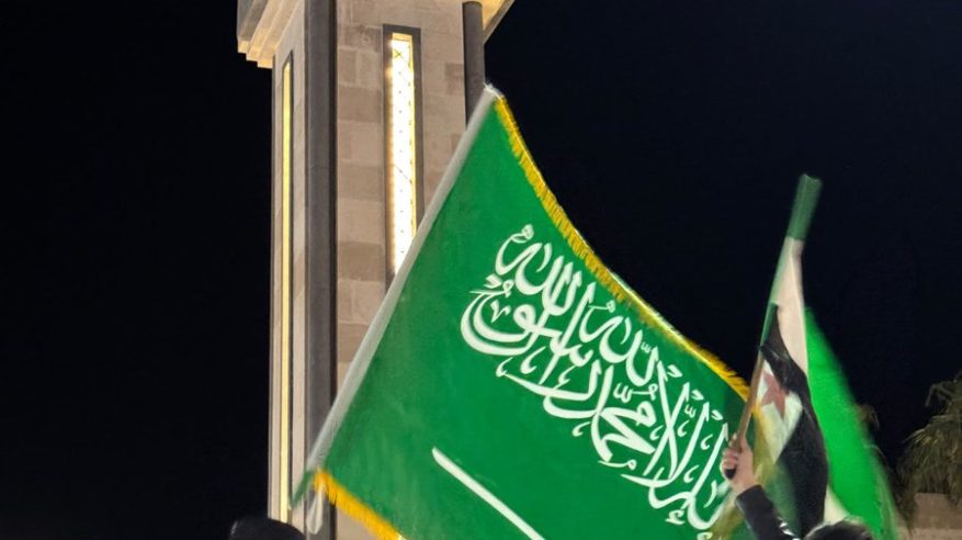 بالأعلام السعودية.. احتفالات في سوريا عقب إعلان رفع العقوبات