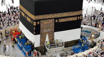 لقطات من عملية رفع كسوة الكعبة المشرفة استعدادًا لموسم حج 1446