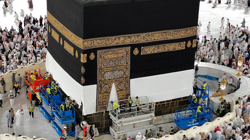 لقطات من عملية رفع كسوة الكعبة المشرفة استعدادًا لموسم حج 1446