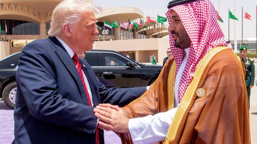 ترامب يغادر الرياض وولي العهد في مقدمة مودعيه
