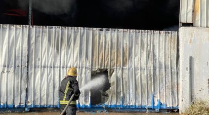 حريق في مستودع بحي الزايدي والمدني يتدخل
