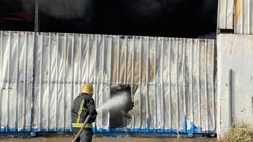 حريق في مستودع بحي الزايدي والمدني يتدخل