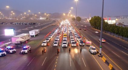 لقطات توثق جهود المرور في مداخل مكة المكرمة لمنع دخول المركبات المخالفة