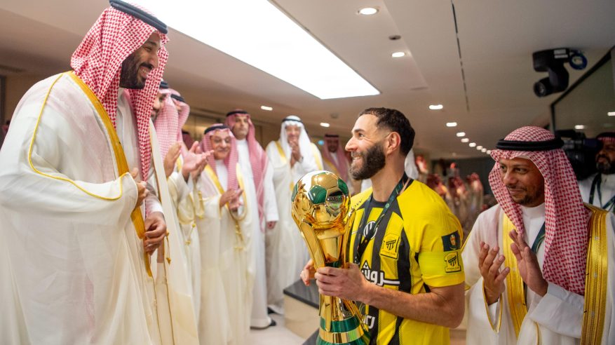 ولي العهد يُتوج الاتحاد بأغلى الكؤوس