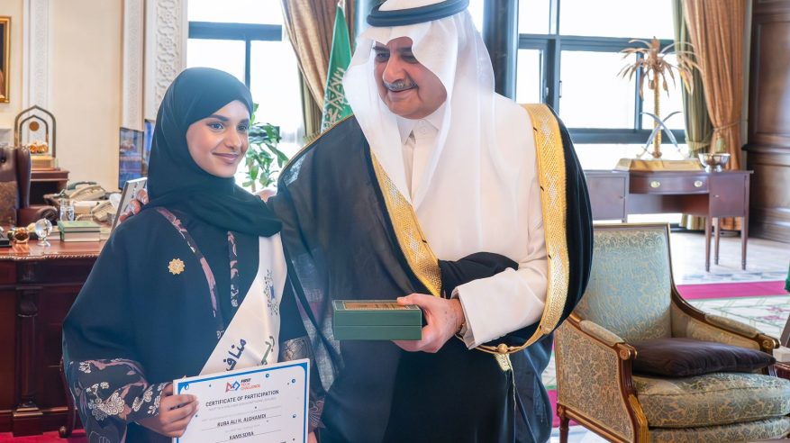 فهد بن سلطان يستقبل طلاب وطالبات مدارس الملك عبدالعزيز الفائزين في تحدي فيرست للروبوتات