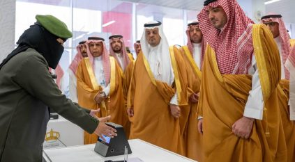 عبدالعزيز بن سعود يزور صالة مبادرة طريق مكة في مطار الملك عبدالعزيز ويطلع على أبرز المنجزات