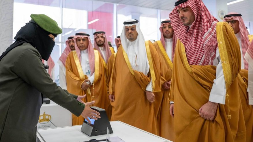 عبدالعزيز بن سعود يزور صالة مبادرة طريق مكة في مطار الملك عبدالعزيز ويطلع على أبرز المنجزات