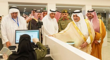 أشاد بجهود العاملين.. فهد بن سلطان يقف ميدانيًا على خدمات مدينة الحجاج بمنفذ حالة عمار