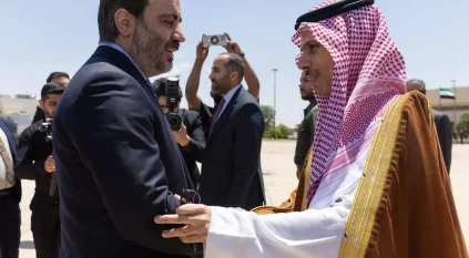 وصول فيصل بن فرحان والوفد الاقتصادي رفيع المستوى إلى دمشق في زيارة رسمية