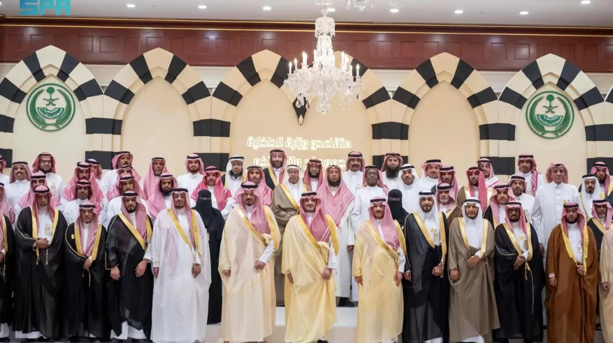 عبدالعزيز بن سعود يلتقي متقاعدي قطاعات وزارة الداخلية بالمدينة المنورة