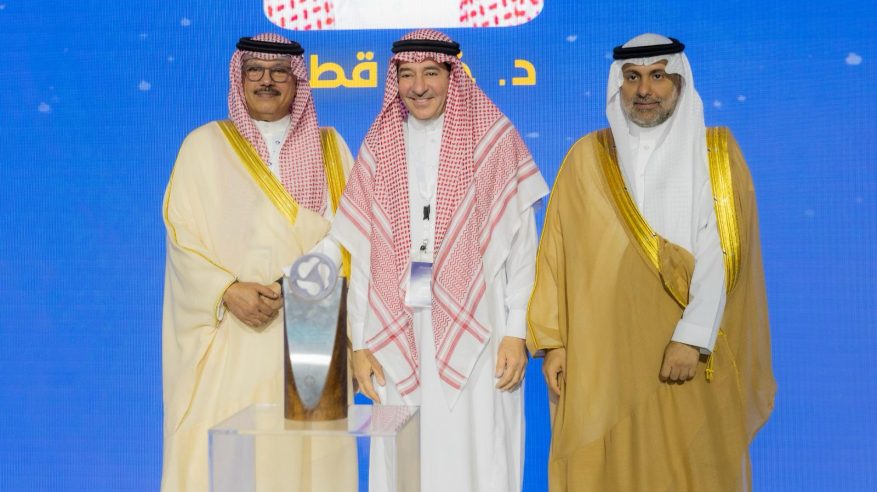 وزير الصحة يكرم خالد القطَّان رائد زراعة الرئة في السعودية