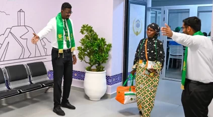 كوادر سعودية تتحدث لغات الحجاج في أبيدجان.. واحترافية تُجسّد ترحيب السعودية من أول لحظة