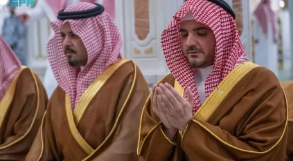 عبدالعزيز بن سعود يزور المسجد النبوي ويؤدي الصلاة في الروضة الشريفة