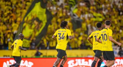 الاتحاد يتفوق على الرائد بثنائية في الشوط الأول