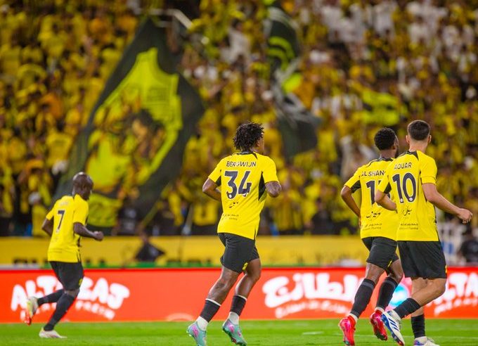 الاتحاد يتفوق على الرائد بثنائية في الشوط الأول