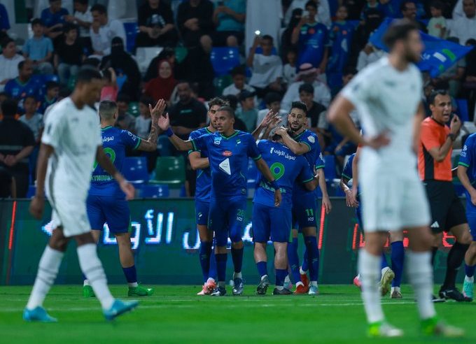 الفتح يُباغت الشباب بثلاثية في الشوط الأول
