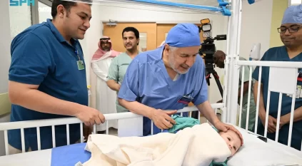 بدء عملية فصل التوأم الطفيلي المصري محمد عبدالرحمن جمعة