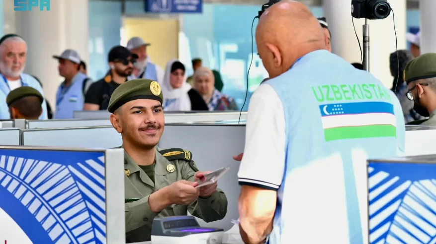 جوازات مطار الأمير محمد بن عبدالعزيز تستقبل أولى رحلات حجاج أوزبكستان