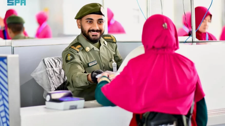 جوازات مطار الأمير محمد بن عبدالعزيز تستقبل أولى رحلات حجاج الصين