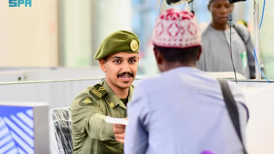 جوازات مطار الأمير محمد بن عبدالعزيز تستقبل أولى رحلات حجاج نيجيريا