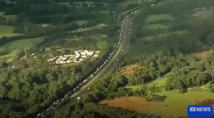 شاحنة تسقط شظايا على طريق سريع بأستراليا وأضرار لمئات المركبات 