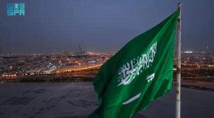 علم السعودية بالدرعية يعتلي أطول سارية في الرياض ليُجسد رمزًا وطنيًّا وجاذبًا سياحيًّا