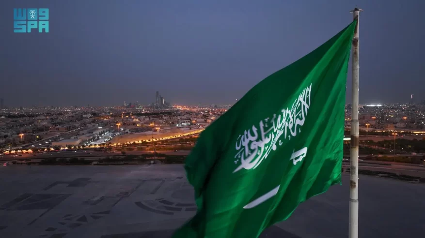 علم السعودية بالدرعية يعتلي أطول سارية في الرياض ليُجسد رمزًا وطنيًّا وجاذبًا سياحيًّا
