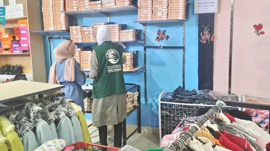 سلمان للإغاثة يوزّع 250 قطعة من الملابس للأسر الأكثر احتياجًا في دمشق