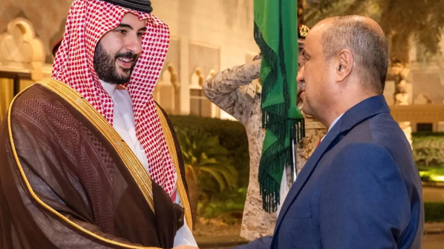 خالد بن سلمان يستعرض العلاقات الأخوية مع رئيس الوزراء اليمني