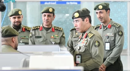 اللواء المربع يقف على الخدمات المقدمة لضيوف الرحمن في صالات الجوازات بمطار الأمير محمد بن عبدالعزيز