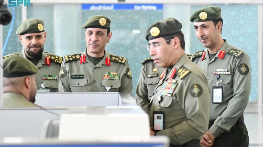 اللواء المربع يقف على الخدمات المقدمة لضيوف الرحمن في صالات الجوازات بمطار الأمير محمد بن عبدالعزيز