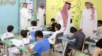 وكيل التعليم العام يعايد منسوبي مدارس تعليم الرياض والطلاب ويشاركهم يومهم الدراسي