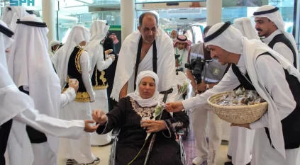 استقبال أولى طلائع ضيوف برنامج خادم الحرمين من ذوي الشهداء والأسرى الفلسطينيين