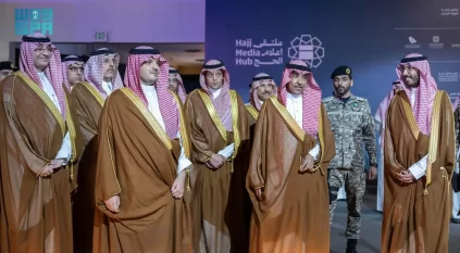 عبدالعزيز بن سعود يتفقد مركز العمليات الإعلامي الموحد لموسم الحج
