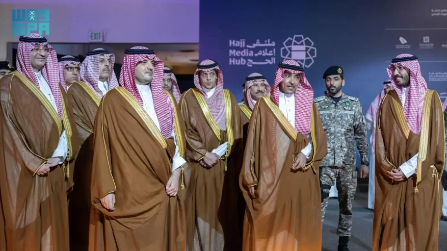 عبدالعزيز بن سعود يتفقد مركز العمليات الإعلامي الموحد لموسم الحج