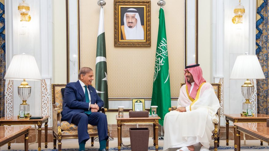 ولي العهد يستقبل رئيس الوزراء الباكستاني