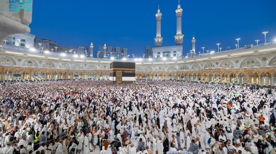 المصلون يؤدون صلاة عيد الأضحى في مختلف أنحاء المملكة