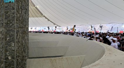حجاج بيت الله الحرام يكملون رمي الجمرات الثلاث في أول أيام التشريق