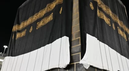 الانتهاء من مراسم تغيير كسوة الكعبة المشرفة في وقتٍ قياسي