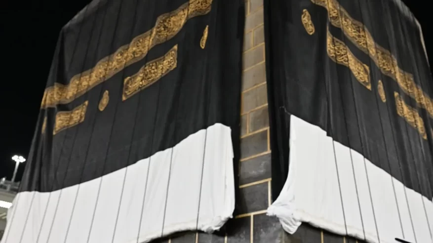 الانتهاء من مراسم تغيير كسوة الكعبة المشرفة في وقتٍ قياسي